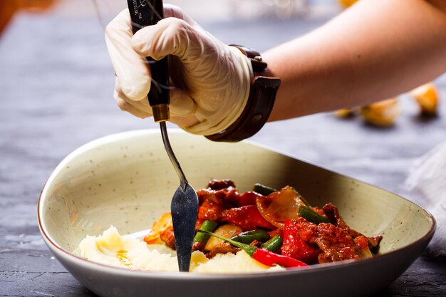 Kucharz przygotowujący danie